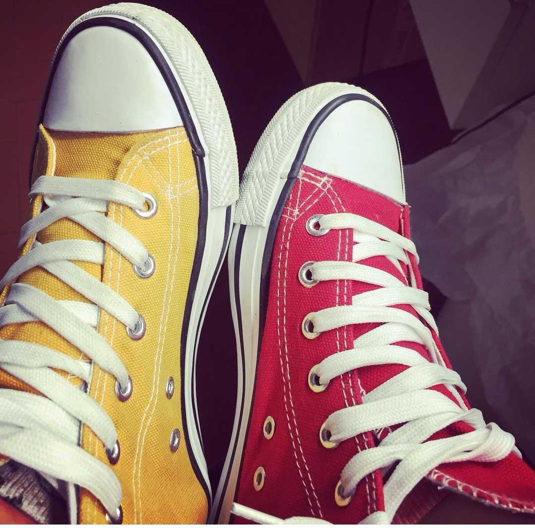 Les chaussures de Manue de couleur différente